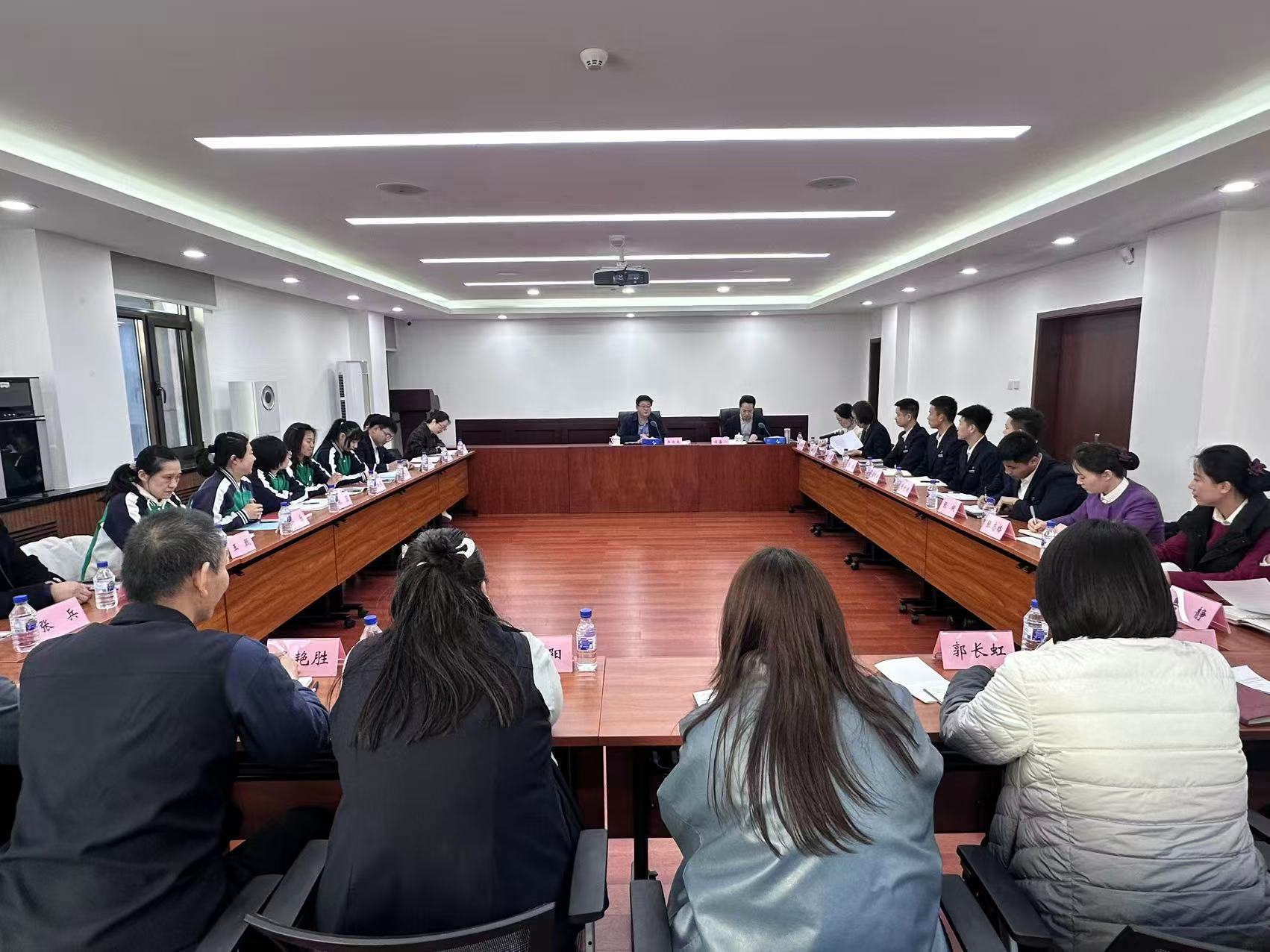 聘用员工代表座谈会1.jpg